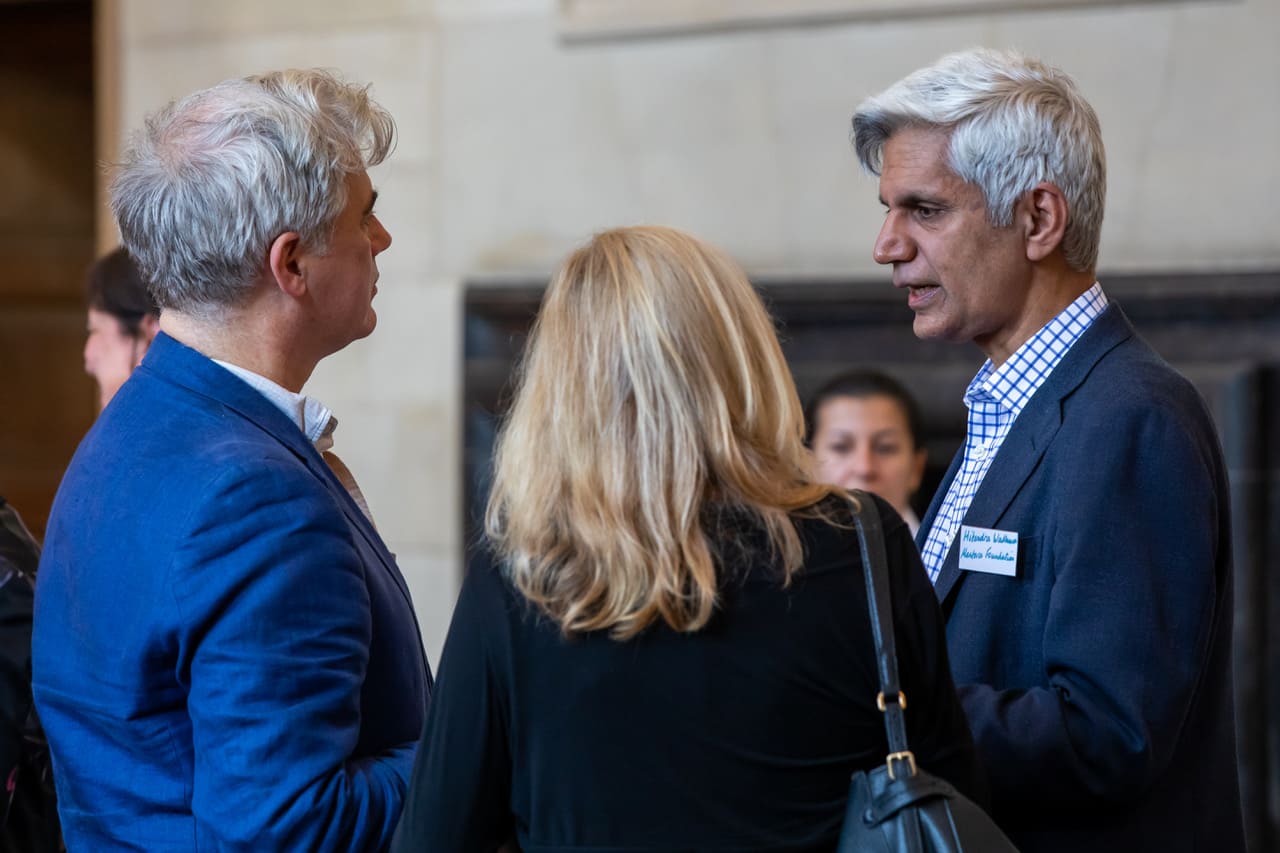 Hitendra Wadhwa in conversation with two participants at the Oxford conference