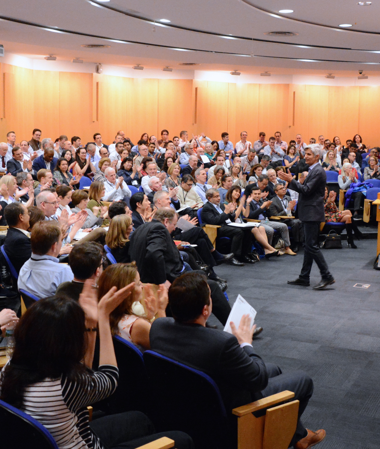 Hitendra Wadhwa and his audience clapping